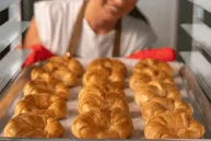 Se introducen las muffins y cookies. Nuestros bakers innovan en productos horneados para acompañar el café.